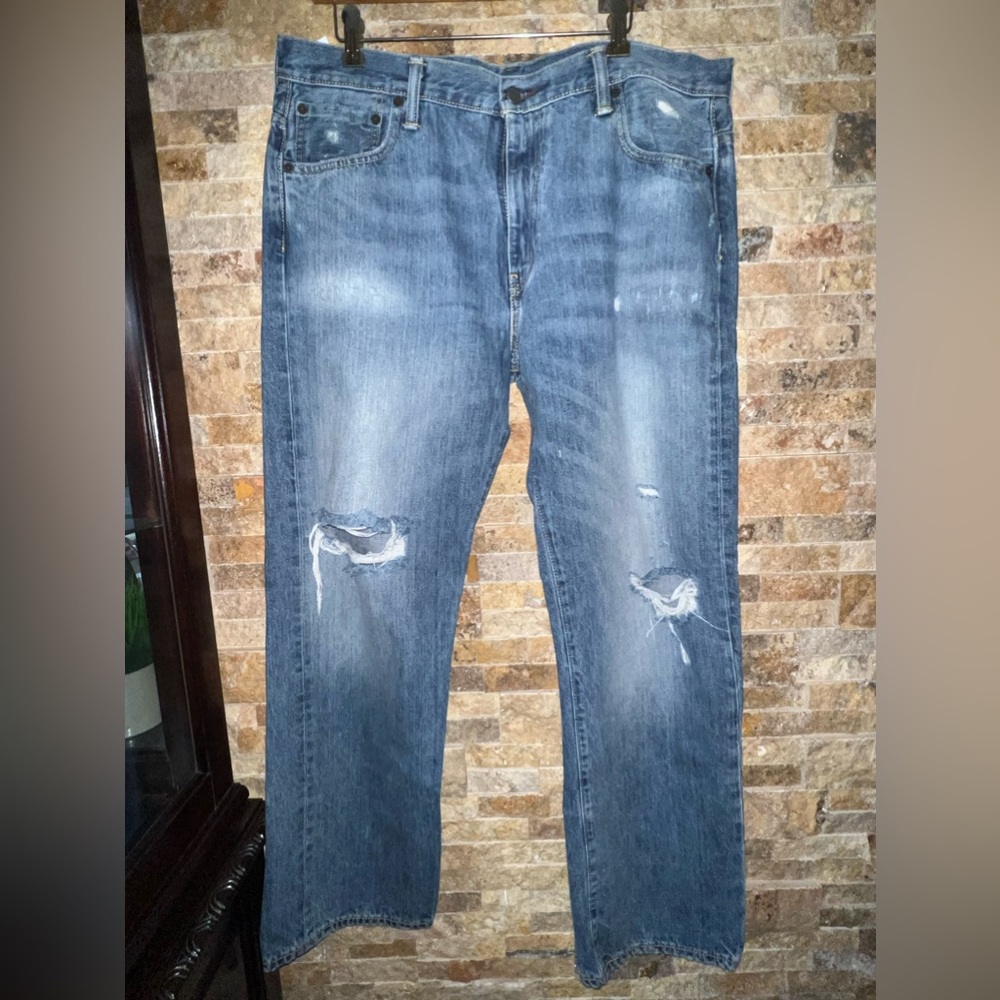 569 Light blue distressed Levi’s jeans!